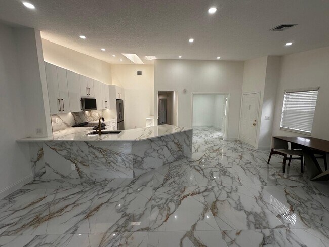 Foto del edificio - 2173 Discovery Cir W