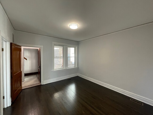 Living Room - 4737 N Maplewood Ave
