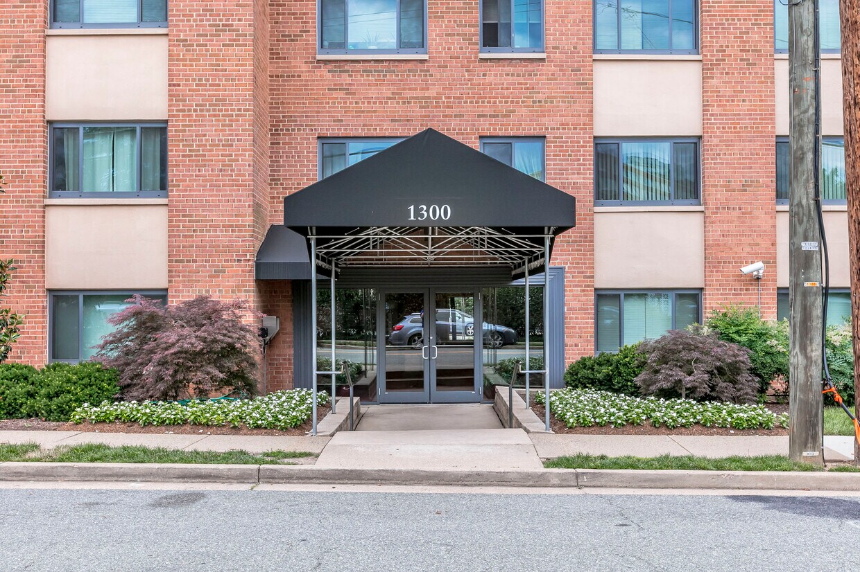 Foto principal - 1300 S Arlington Ridge Rd