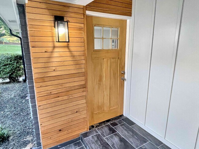 Foto del edificio - Renovated 2BR / 2BA Duplex