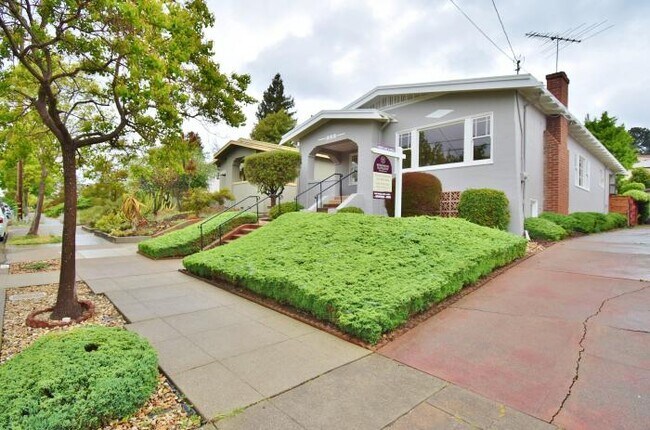 Building Photo - 3 bedroom in Oakland CA 94602