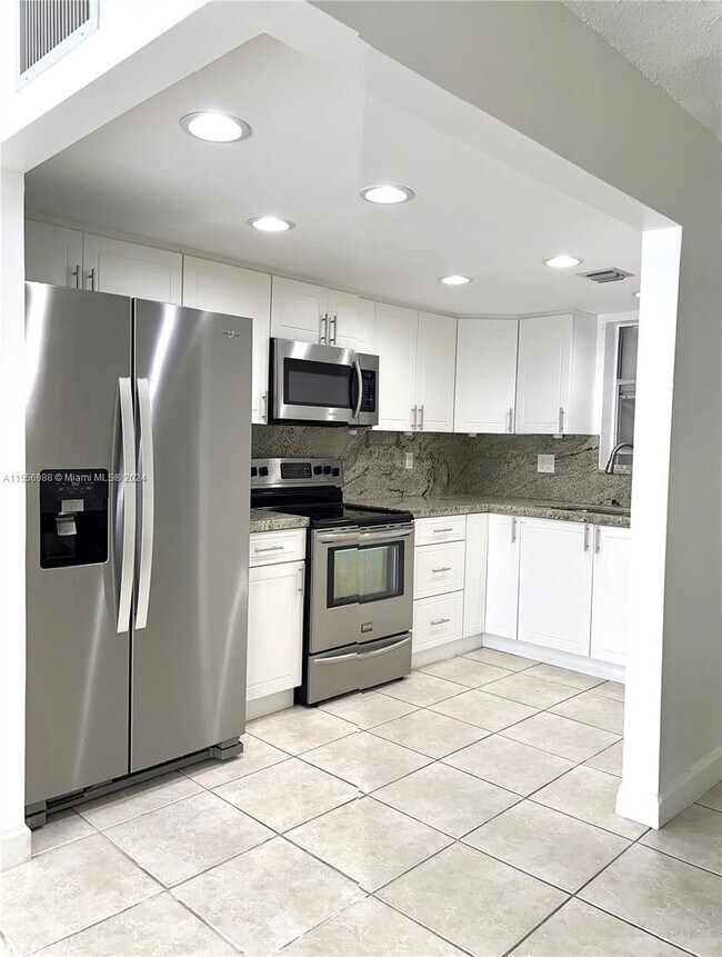 Building Photo - 9365 Fontainebleau Blvd