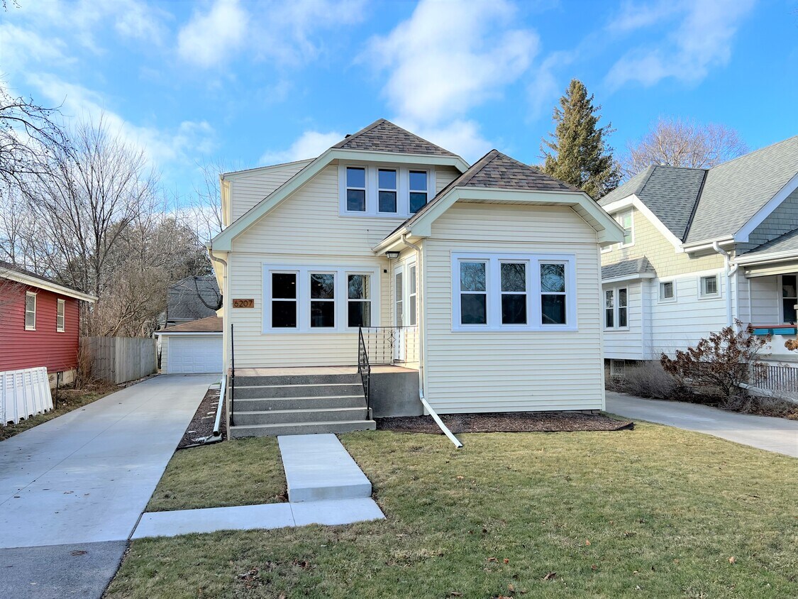 6209 N Willow Glen Ln Unit Upper, Glendale, WI 53209 Apartments in