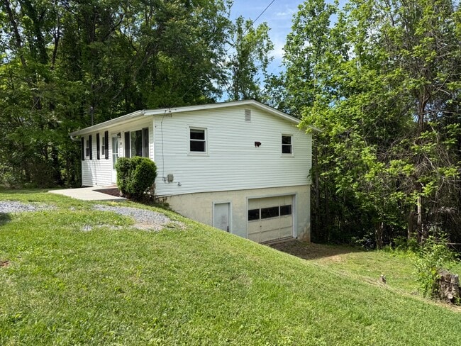 Building Photo - 118 Rhody Dr