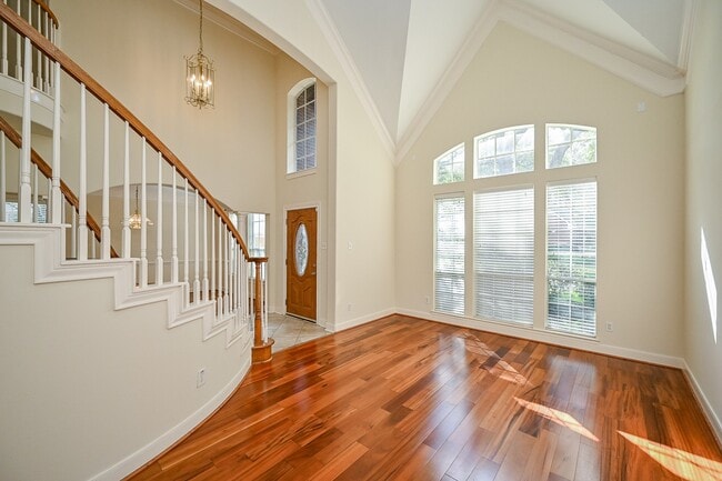 Building Photo - 1547 Lakeside Enclave Dr