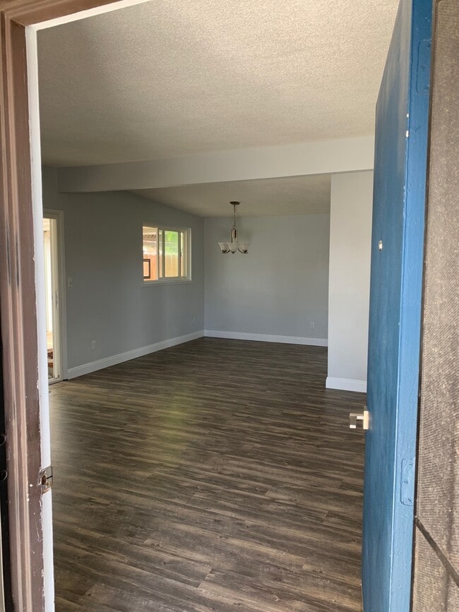 Building Photo - Beautifully Remodeled 3 Bedroom 2 Bath Hom...