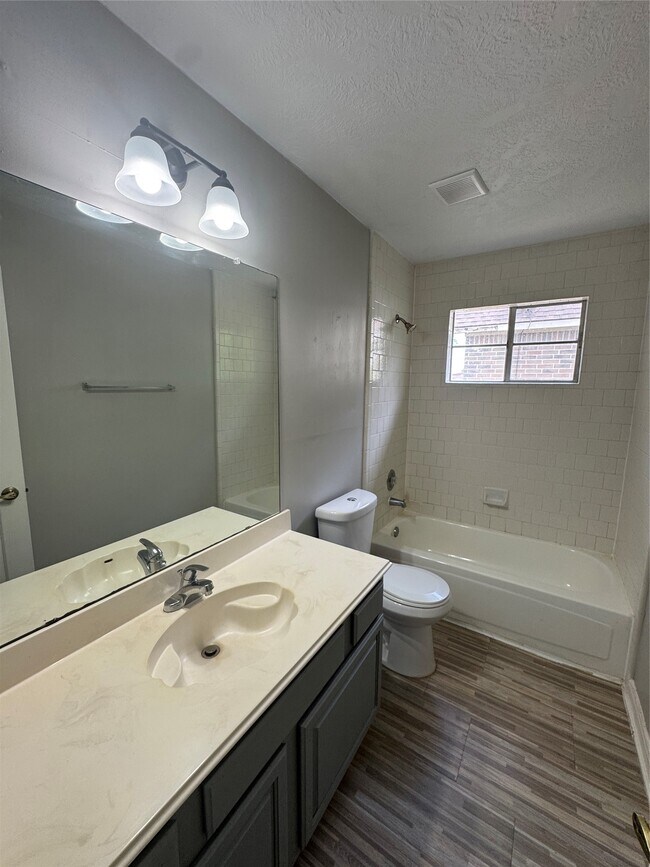 Foto del edificio - 24315 Tucker House Ln