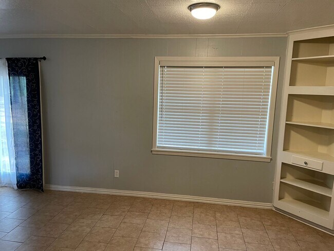 Building Photo - 1301 Manor Pl