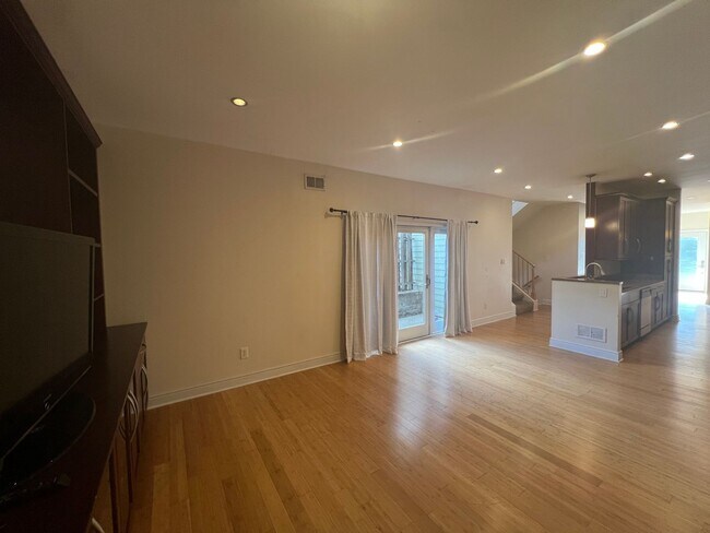 Foto del edificio - Beautiful 3 Bedroom/ 2.5 Bath with Integra...