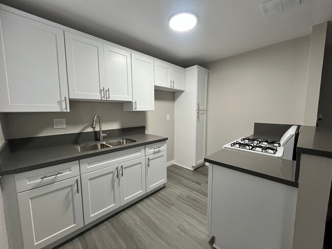 Building Photo - SPACIOUS 2 BEDROOM 1 BATH UPSTAIRS