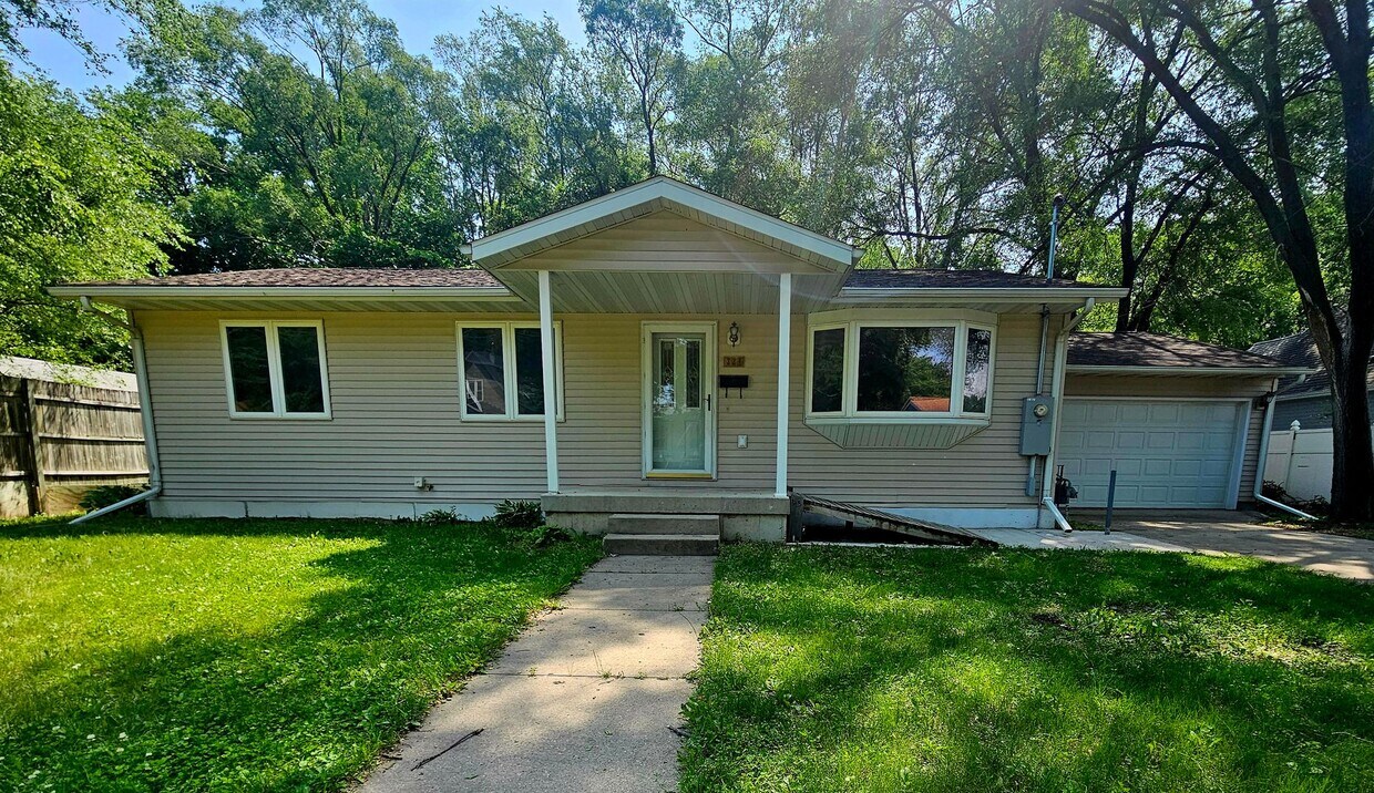 Primary Photo - 3 Bedroom House built in 2003 Located in a...