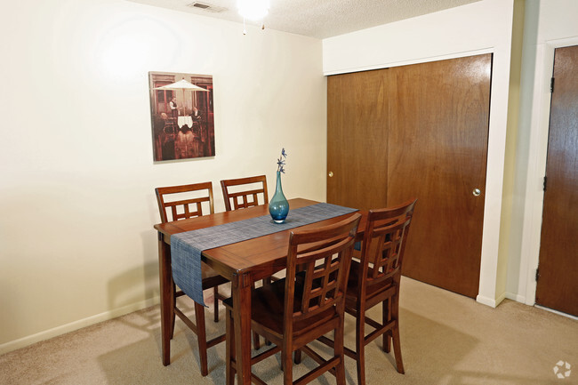 Una habitación - Comedor - Three Meadows Apartments