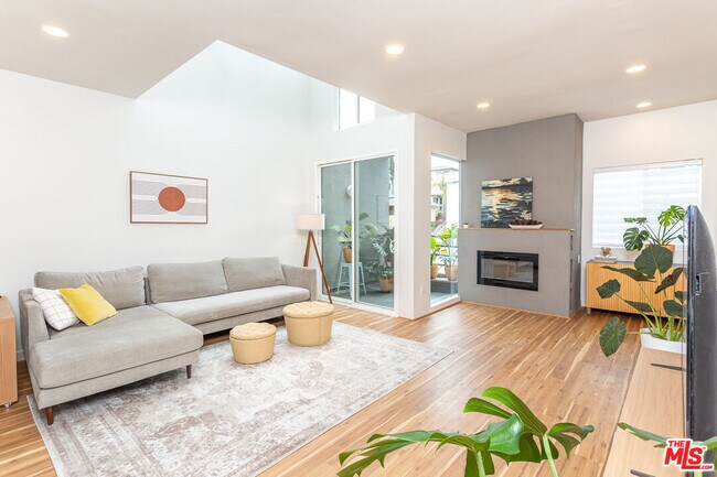 Foto del edificio - 1617 S Beverly Glen Blvd