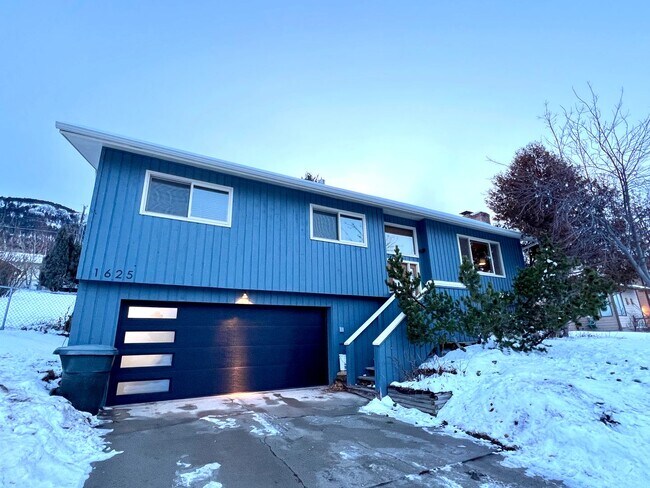 Foto del edificio - Pet Friendly 4 Bed 3 Bath Single Family Home on Westside W/ Fully Fenced yard, Attached Garage!