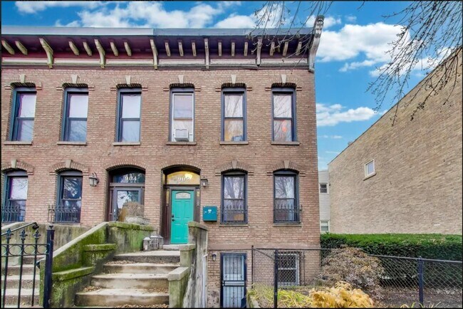 Building Photo - 902 S Claremont Ave