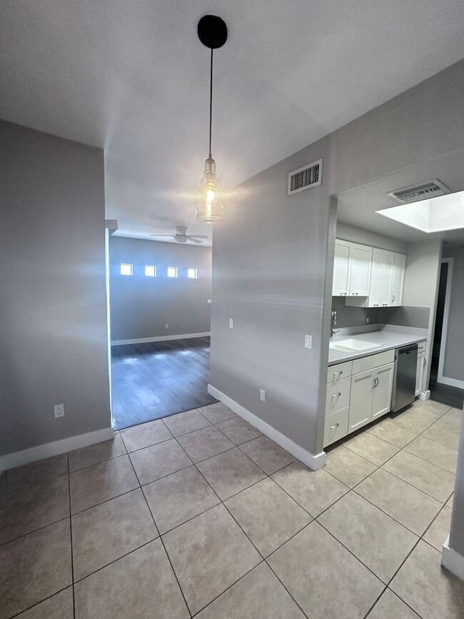 Foto del edificio - GREAT CONDO NEAR FREEWAY ACCESS!