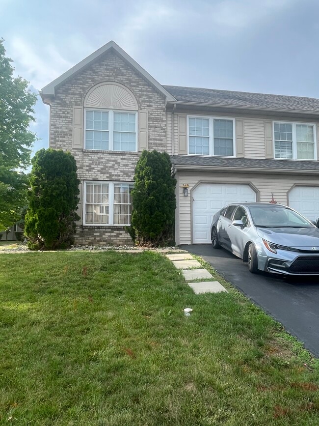 Driveway and one car garage - 148 Michigan Dr