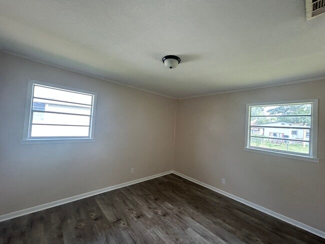 Building Photo - 102 E Mendell Ave