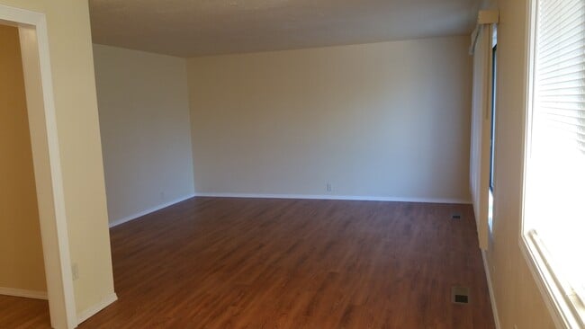 Building Photo - Beautiful 3 Bedroom, 2 bathroom House in Great Quiet Neighborhood.