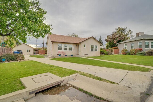 Foto del edificio - 2404 La Siesta Dr