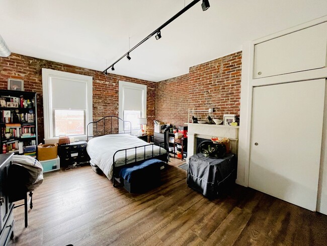 Foto del edificio - Spacious Master Bedroom and En-Suite in La...