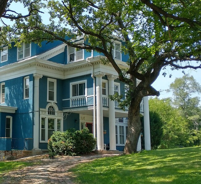 Building Photo - 418 N 4th St