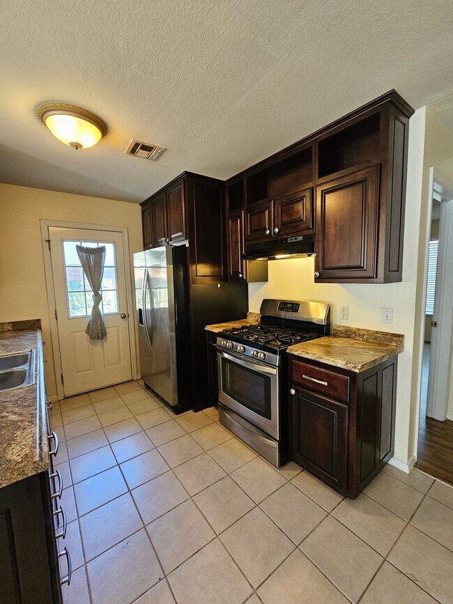 Foto del edificio - (3) Bed (2) Bath in Noble Avail NOW!