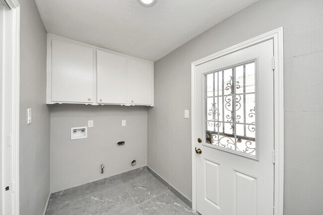 Building Photo - 9222 Sharpview Dr