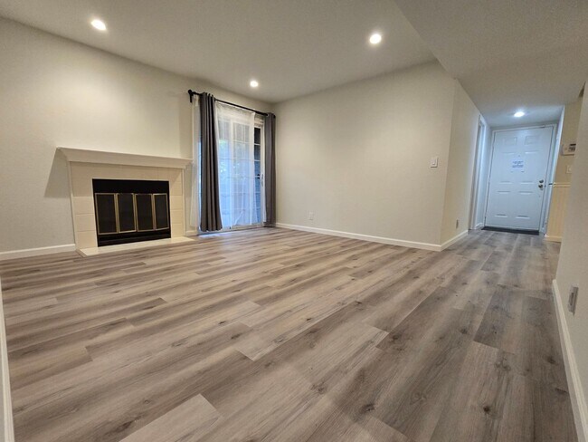 Foto del edificio - Remodeled Lower Level Condo in Oakland, CA...