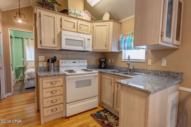 Building Photo - 1219 Thomas Dr