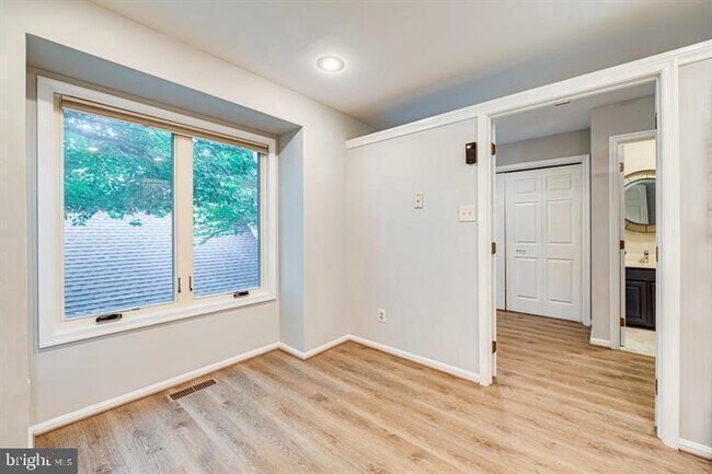 Building Photo - 4015 Lake Glen Rd