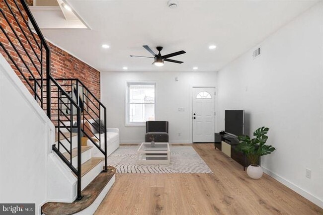 Building Photo - 921 S Alden St
