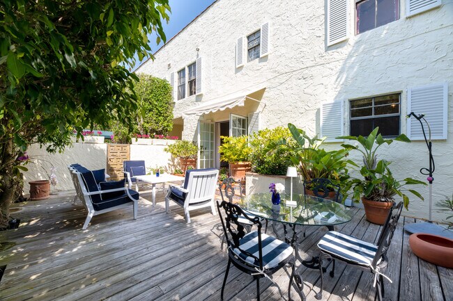Building Photo - 260 Oleander Ave
