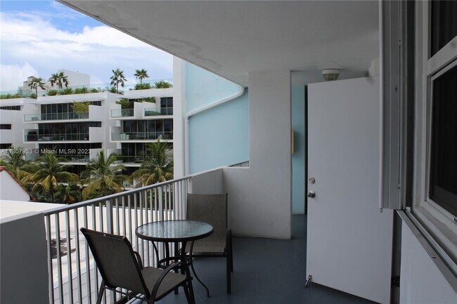 Building Photo - 335 Collins Ave