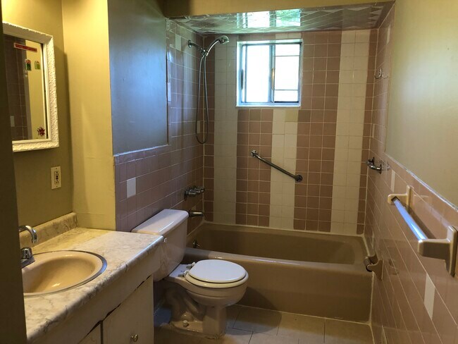 Building Photo - 68 Draper Plz