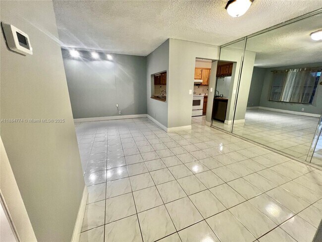 Foto del edificio - 10002 Winding Lake Rd
