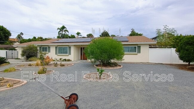 Building Photo - 255 Camino Del Cerro Grande