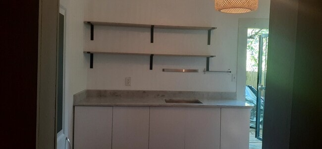 Building Photo - 215 Kings Ct