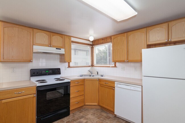 Building Photo - 2 Bed 1 Bath Home Located Less than a Minu...