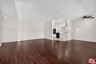 Building Photo - 15540 Moorpark St