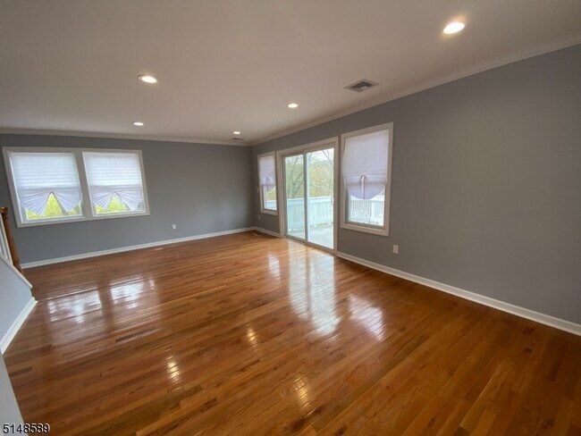 Building Photo - 424 Lakeside Blvd