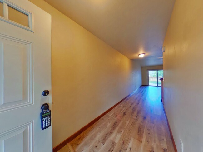 Building Photo - Beautiful 3 bedroom 2 1/4 bath townhouse in 4 Corners! Fenced backyard!