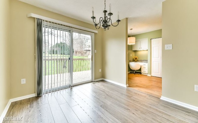 Building Photo - 3 br, 1.5 bath Townhome - 240 Clearbrook Ct,