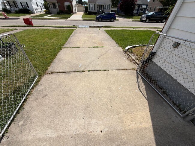 Building Photo - 3bd Bungalow w/basement