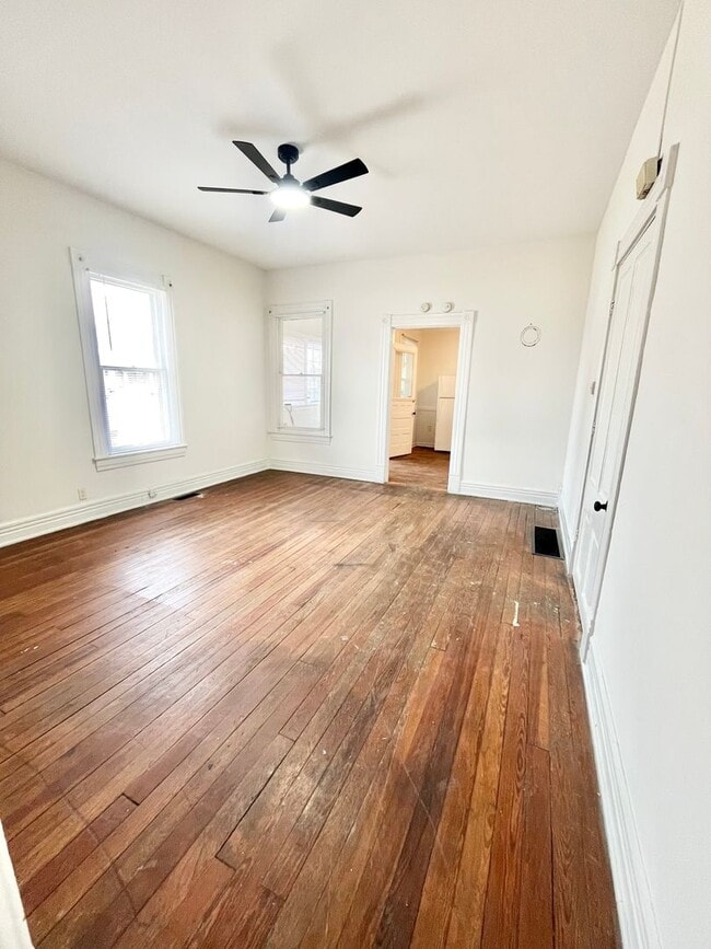 Building Photo - 2 Bedroom. 1 bath near Beechmont Area