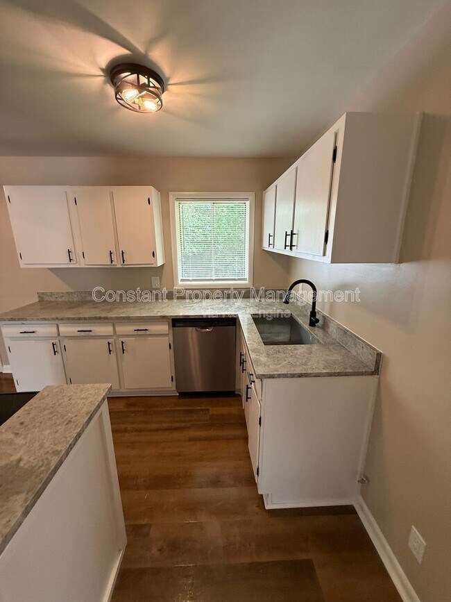 Foto del edificio - 3469 Kingsbury Dr