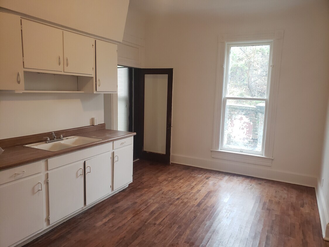 Kitchen - 605 hall st
