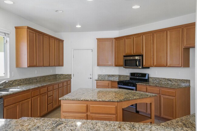 Building Photo - Gorgeous, 4 BD+Bonus Loft, 3 BA and 3 car ...