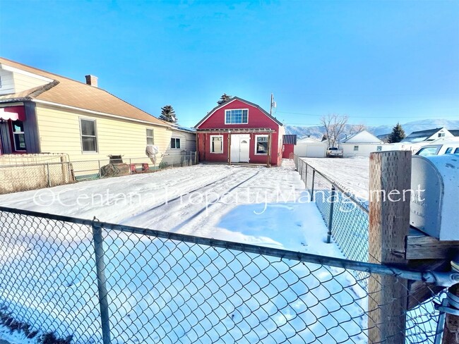 Building Photo - Updated Barn House with a Garage!