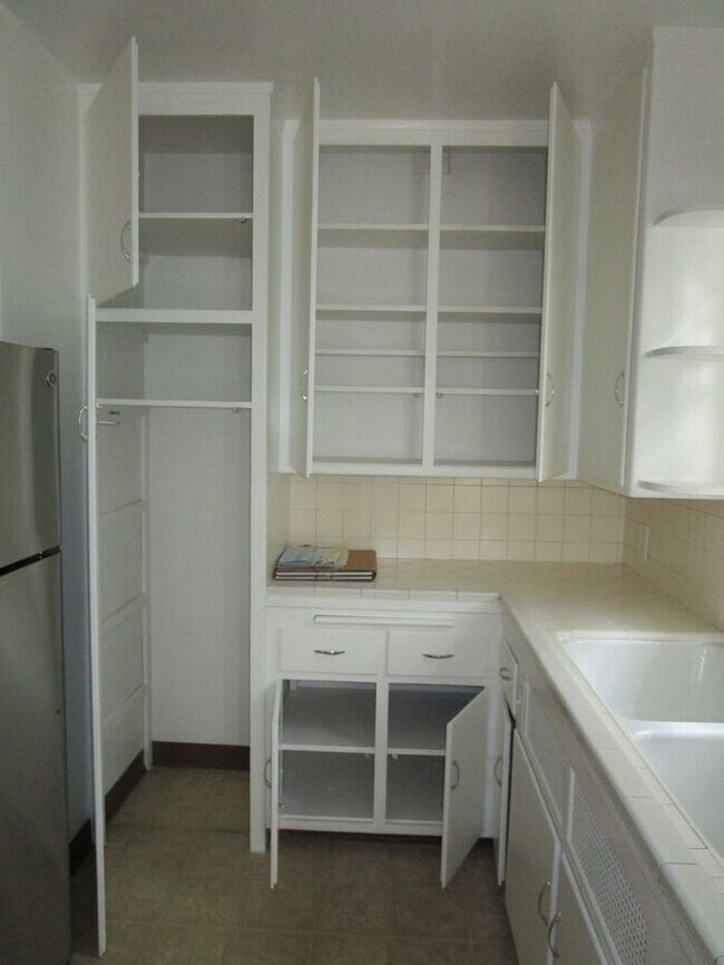 Building Photo - 1 Bedroom 1 Bath, Pet-Friendly triplex in ...